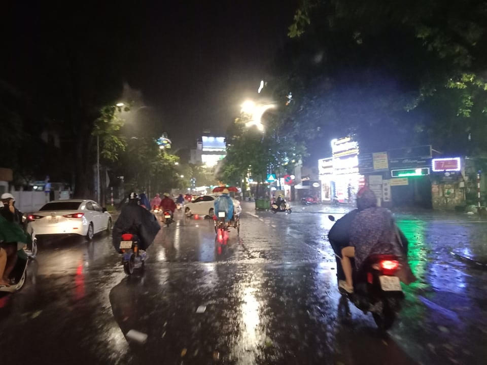 Cơn mưa xối xả bất ngờ ập tới lúc hơn 20h tối nay.