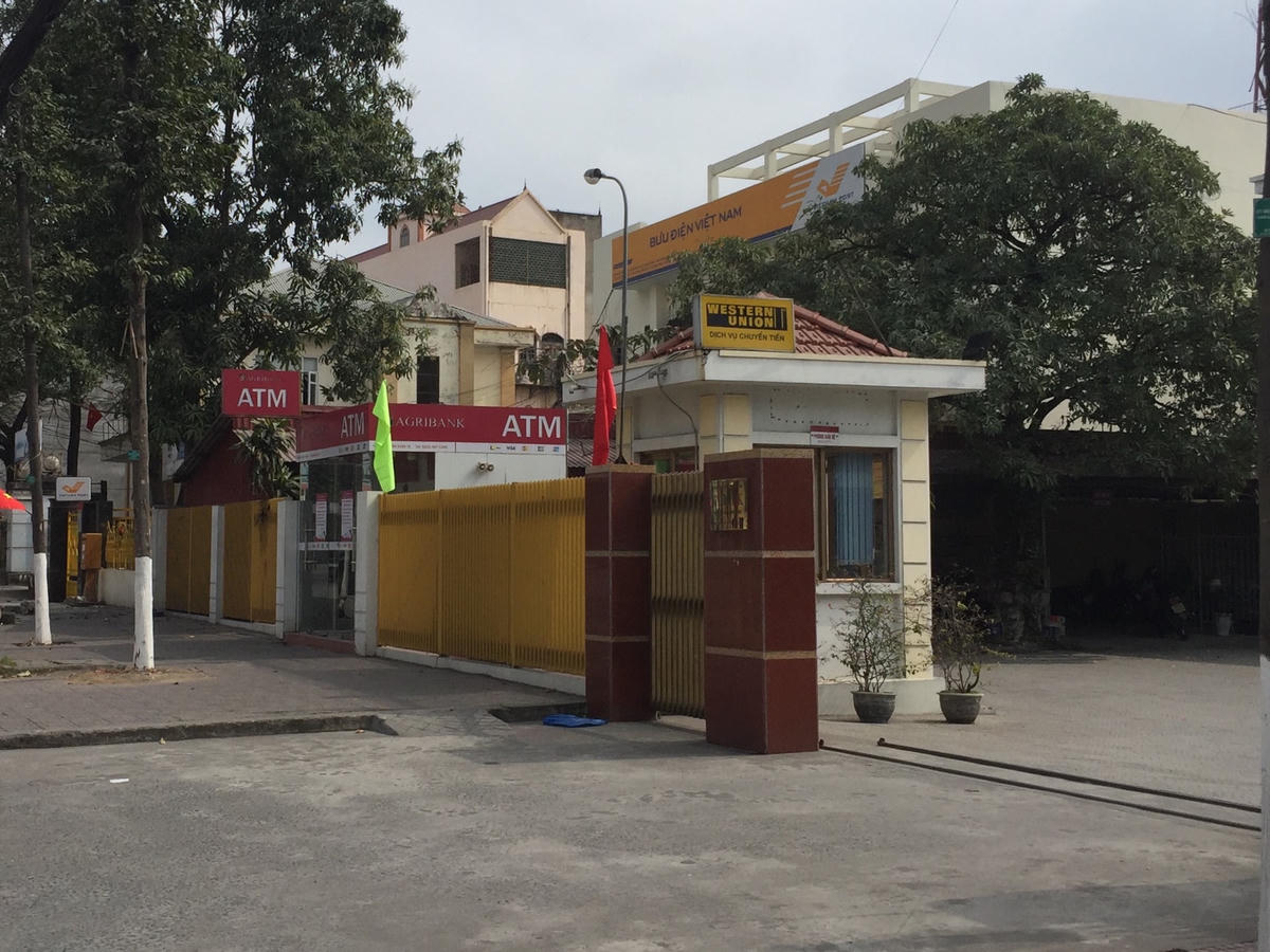 Thực hiện giãn cách xã hội, các cây ATM ở phường Mạo Khê, thị xã Đông Triều những ngày áp tết cũng rất vắng người.