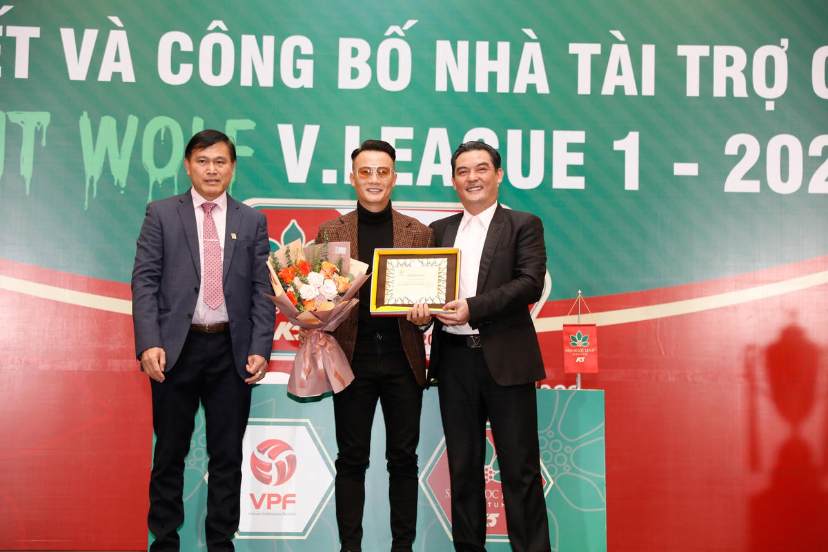 Ca sĩ Hoàng Bách cùng các cộng sự đã sáng tác cho V.League có bản nhạc hiệu ra sân đầu tiên trong lịch sử.
