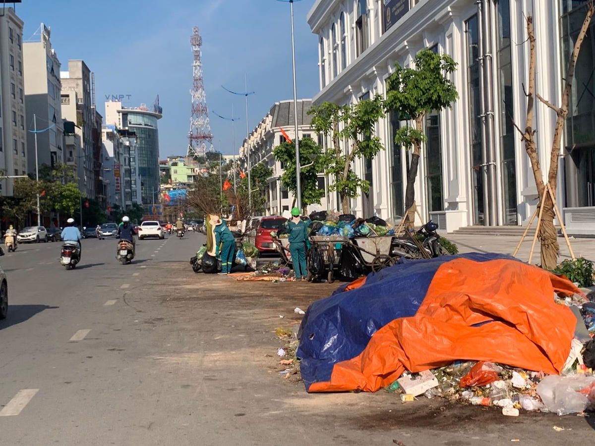 Rác thải sinh hoạt vẫn tiếp tục được công nhân môi trường và người dân thu gom về các điểm tập kết.