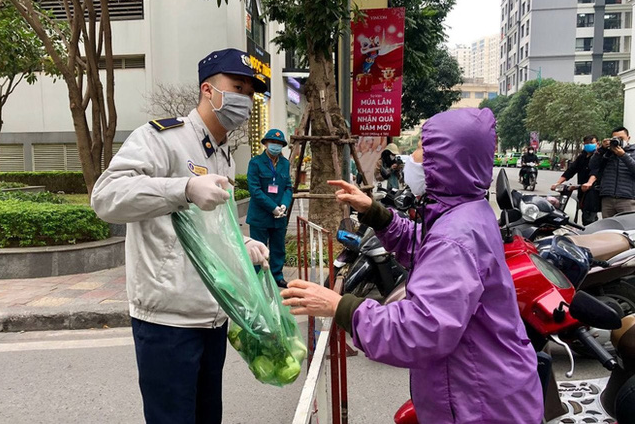 Người phụ nữ gửi rau xanh cho người thân bị cách ly. 