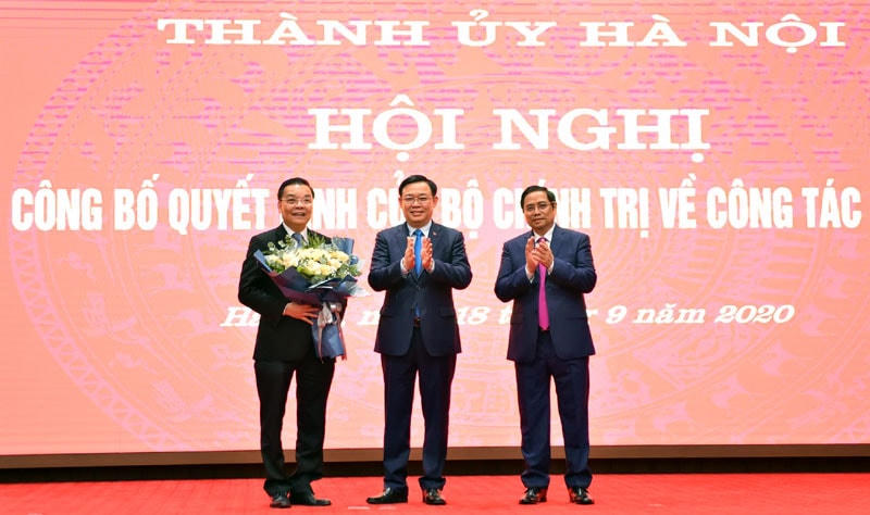 Bí thư Thành uỷ Hà Nội Vương Đình Huệ tặng hoa chúc mừng tân Phó Bí thư Thành ủy Chu Ngọc Anh. Ảnh: kinhtedothi.