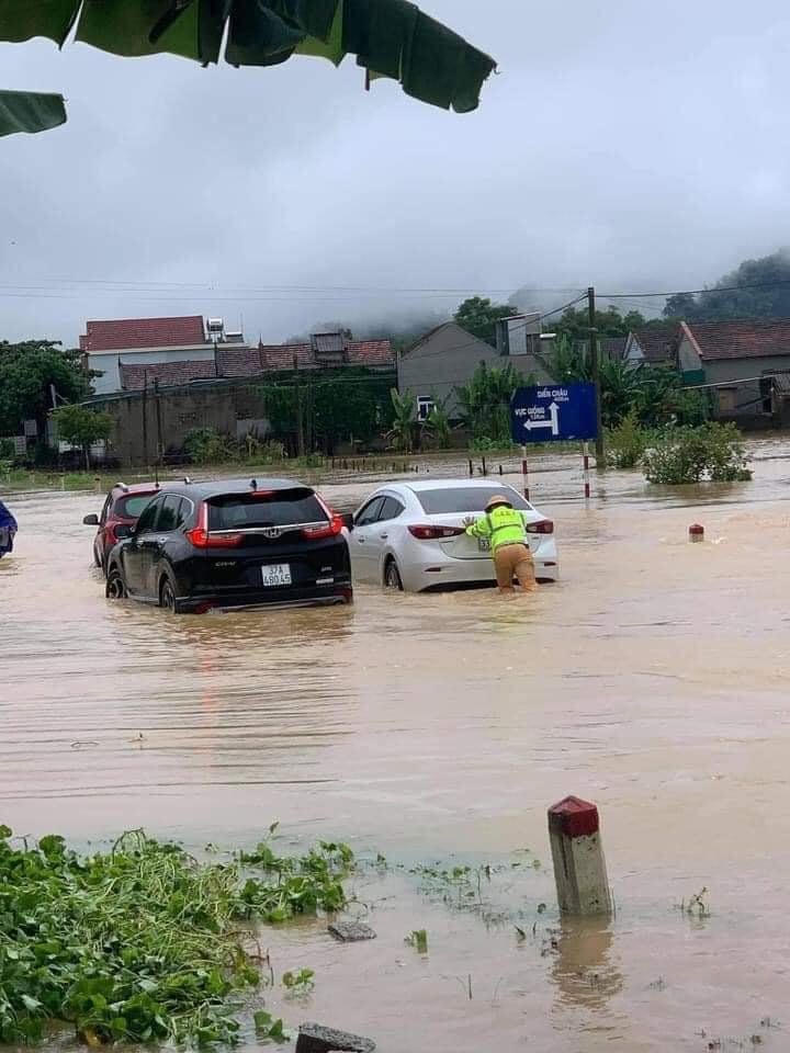 QL48 qua thị xã Thái Hòa bị ngập sâu.