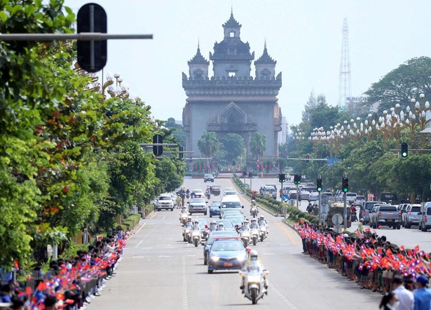 Quang cảnh Lễ đón Chủ tịch nước Nguyễn Xuân Phúc và Phu nhân cùng Đoàn đại biểu cấp cao Đảng, Nhà nước Việt Nam sang thăm hữu nghị chính thức Cộng hòa Dân chủ Nhân dân Lào. (Ảnh: Thống Nhất/TTXVN).