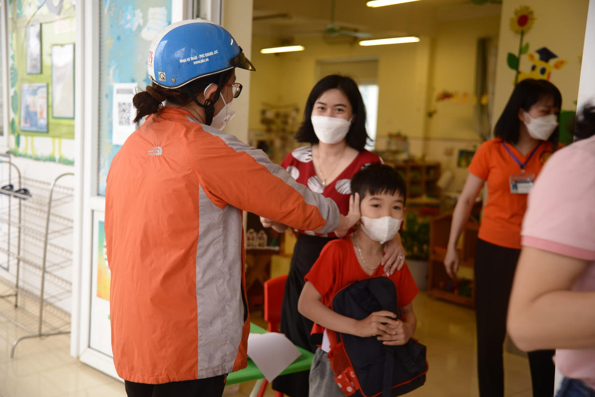 Chị Phương Linh (Hà Nội), giáo viên trường mầm non Trâu Quỳ phấn khởi cho biết: “Hầu hết các con đã đi học đủ theo kế hoạch đề ra”. Trước khi vào lớp, phụ huynh sẽ điểm danh cho con tại tờ danh sách học sinh để thuận tiện cho công việc quản lý của giáo viên.Công tác chuẩn bị trong lớp học đã được các giáo viên mầm non chuẩn bị rất chu đáo.Các trường mầm non tại Hà Nội được trang trí nhiều cờ, hoa và băng rôn chào mừng ngày hội đưa trẻ đến trường mang lại không khí thân thiện, vui vẻ.