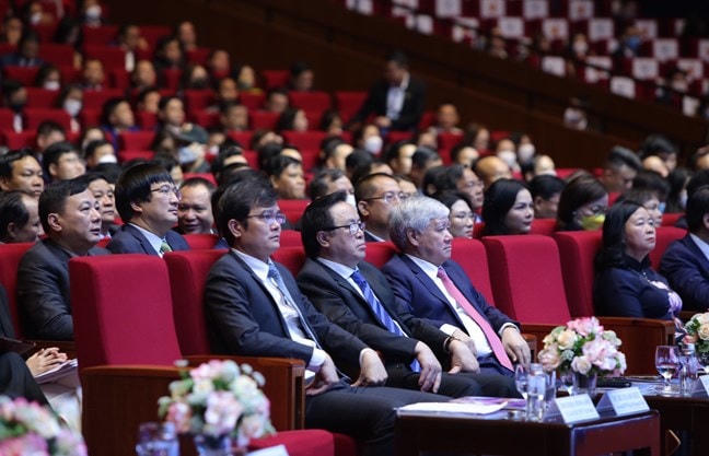 Chủ tịch Đỗ Văn Chiến cùng các đại biểu dự Đại hội.