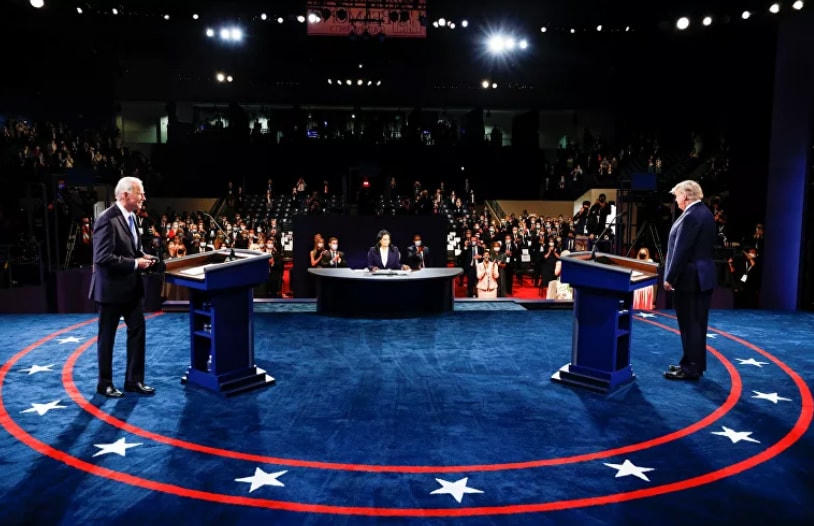 Hai ứng cử viên Tổng thống Mỹ trên sân khấu ở Nashville, Tennessee. Ảnh: Reuters.