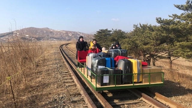 Nhà ngoại giao Nga đẩy xe đưa gia đình từ Triều Tiên băng qua biên giới. Ảnh: Bộ Ngoại giao Nga.