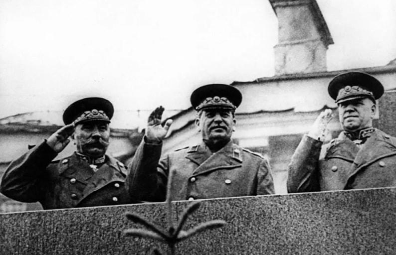 Tổng Bí thư Ban Chấp hành Trung ương Đảng Cộng sản Liên Xô/CPSU Joseph Stalin tham dự cuộc diễu hành Chiến thắng đầu tiên trên Quảng trường Đỏ.  