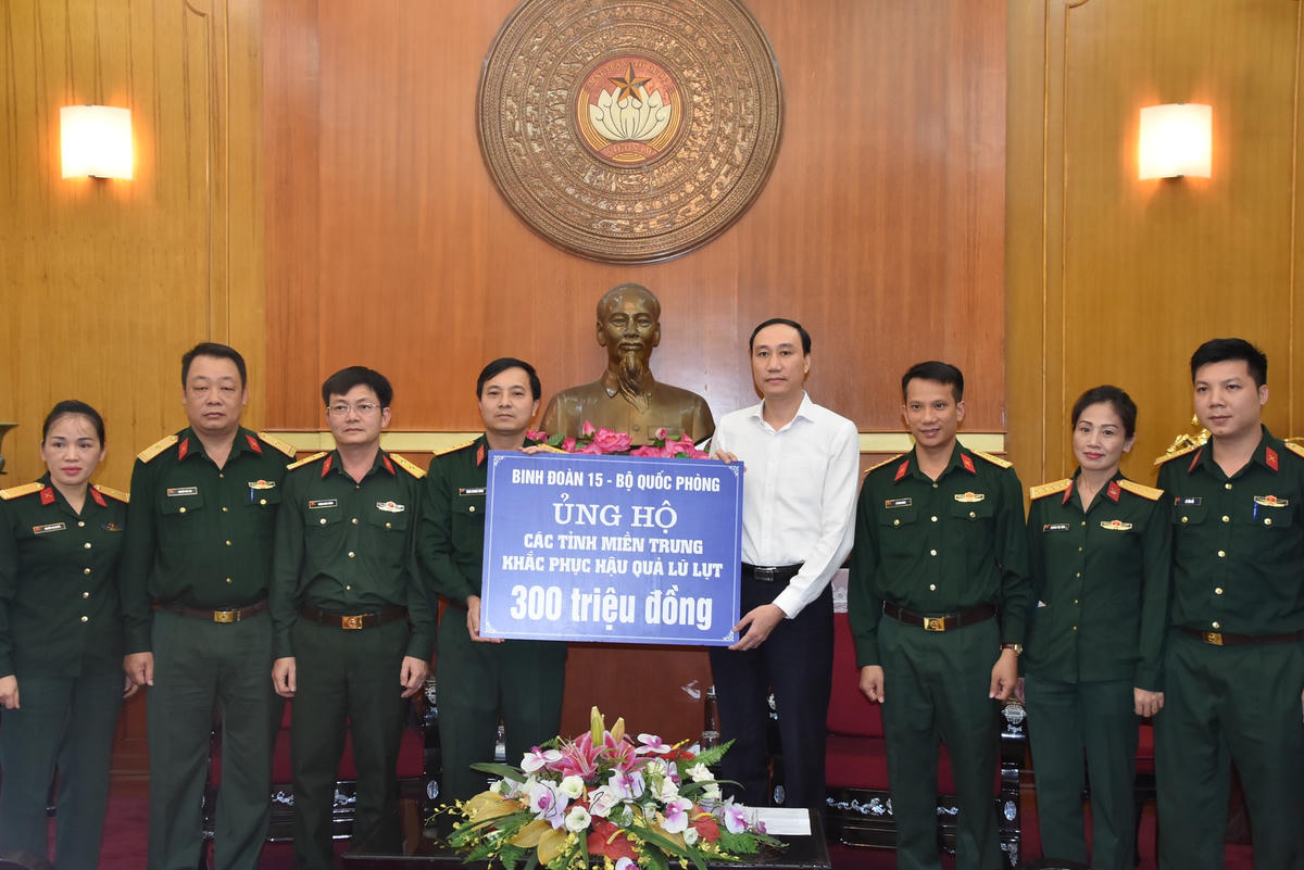 Phó Chủ tịch Phùng Khánh Tài tiếp nhận ủng hộ từ Binh đoàn 15 - Bộ Quốc phòng.