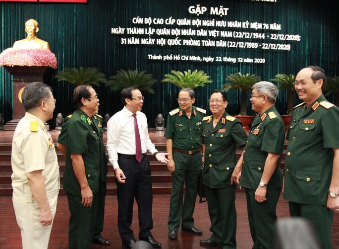 Bí thư Thành ủy TP HCM Nguyễn Văn Nên trao đổi với các tướng lĩnh quân đội. Ảnh: Trương Hoàng.