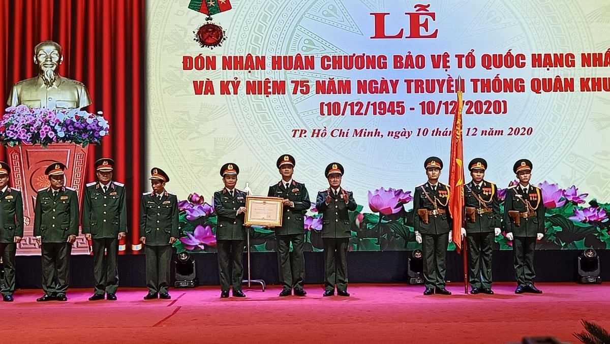 Đảng ủy, Bộ Tư lệnh Quân khu 7 vinh dự đón nhận Huân chương bảo vệ Tổ quốc hạng Nhất tại lễ kỷ niệm. (Ảnh: Hồng Phúc).