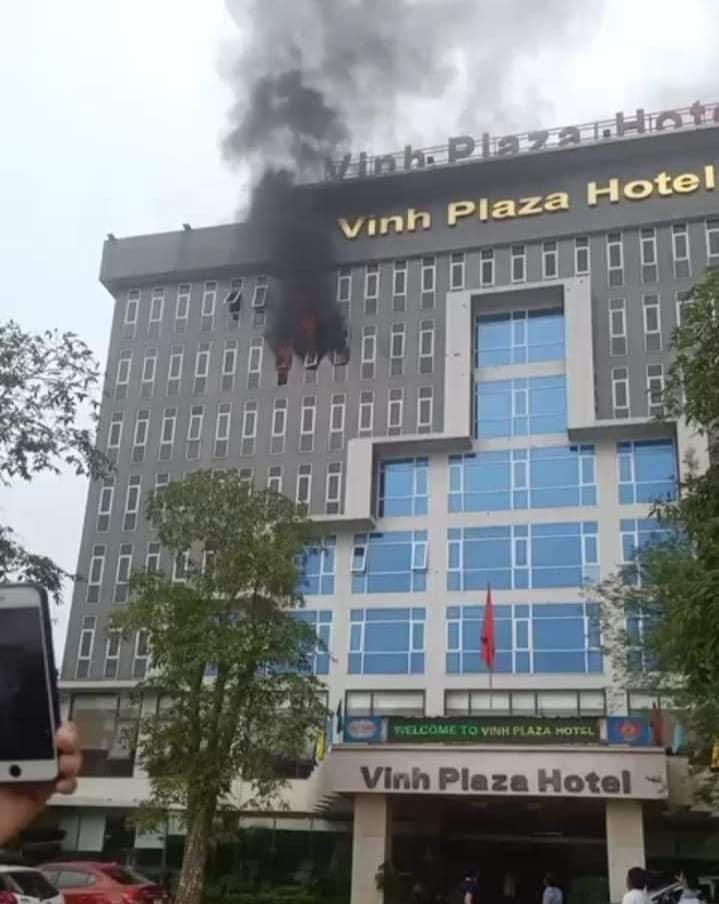 Ngọn lửa bùng phát từ tầng 7 của KS Vinh Plaza (phường Quán Bàu, TP Vinh).