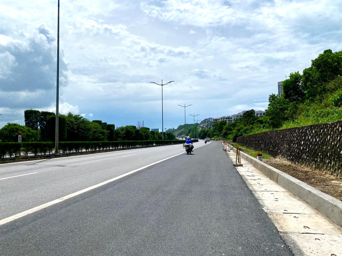 Hệ thống mặt cống thoát nước đều được làm phẳng, trải nhựa bên trên tạo thành mặt đường nhẵn, không có gờ giúp cho xe mô tô và thô sơ vận hành thuận tiện.