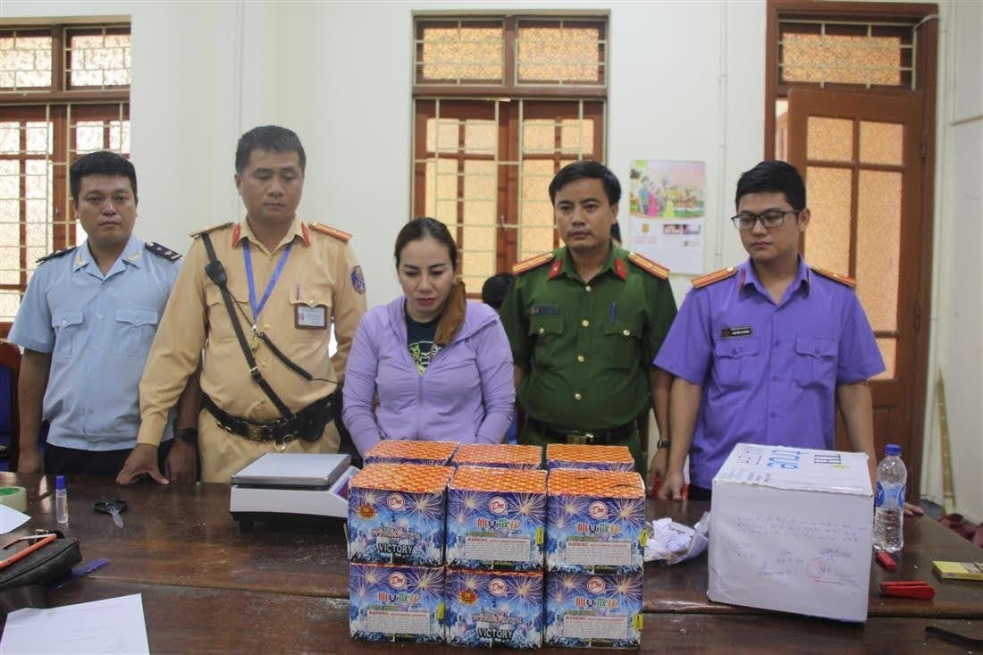 Đối tượng Hương cùng tang vật vụ án tại cơ quan Công an. Ảnh: Công an Nghệ An