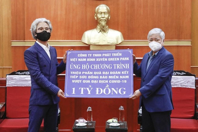 Chủ tịch UBTƯ MTTQ Việt Nam Đỗ Văn Chiến tiếp nhận ủng hộ doanh nghiệp chung tay cùng chương trình "Triệu phần quà Đại đoàn kết tiếp sức đồng bào miền Nam vượt qua đại dịch Covid-19".