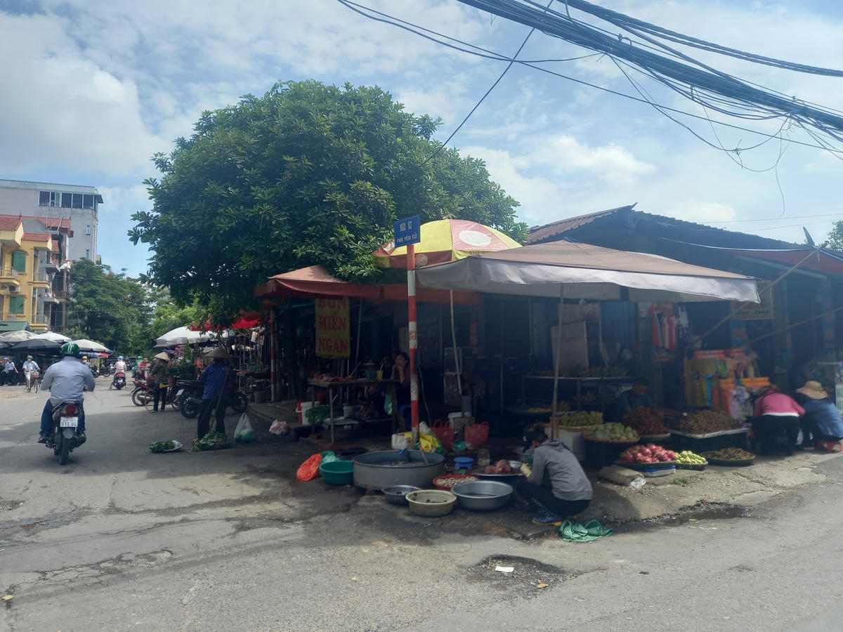 Tình trạng người dân lấn chiếm lòng đường, vỉa hè họp chợ vẫn diện ra trên địa bàn phường Yên Sở (quận Hoàng Mai). Trao đổi với phóng viên, ông Trương Thành Tâm – Chủ tịch UBND phường Yên Sở cho biết: “Hiện nay chúng tôi đang họp với cảnh sát khu vực để có biện pháp tăng cường công tác quản lý. Chúng tôi thực hiện theo nguyên tắc tuyên truyền vận động. Đương nhiên một số người dân không ý thức nhưng chúng tôi sẽ có biện pháp mạnh để xử lý dần”.