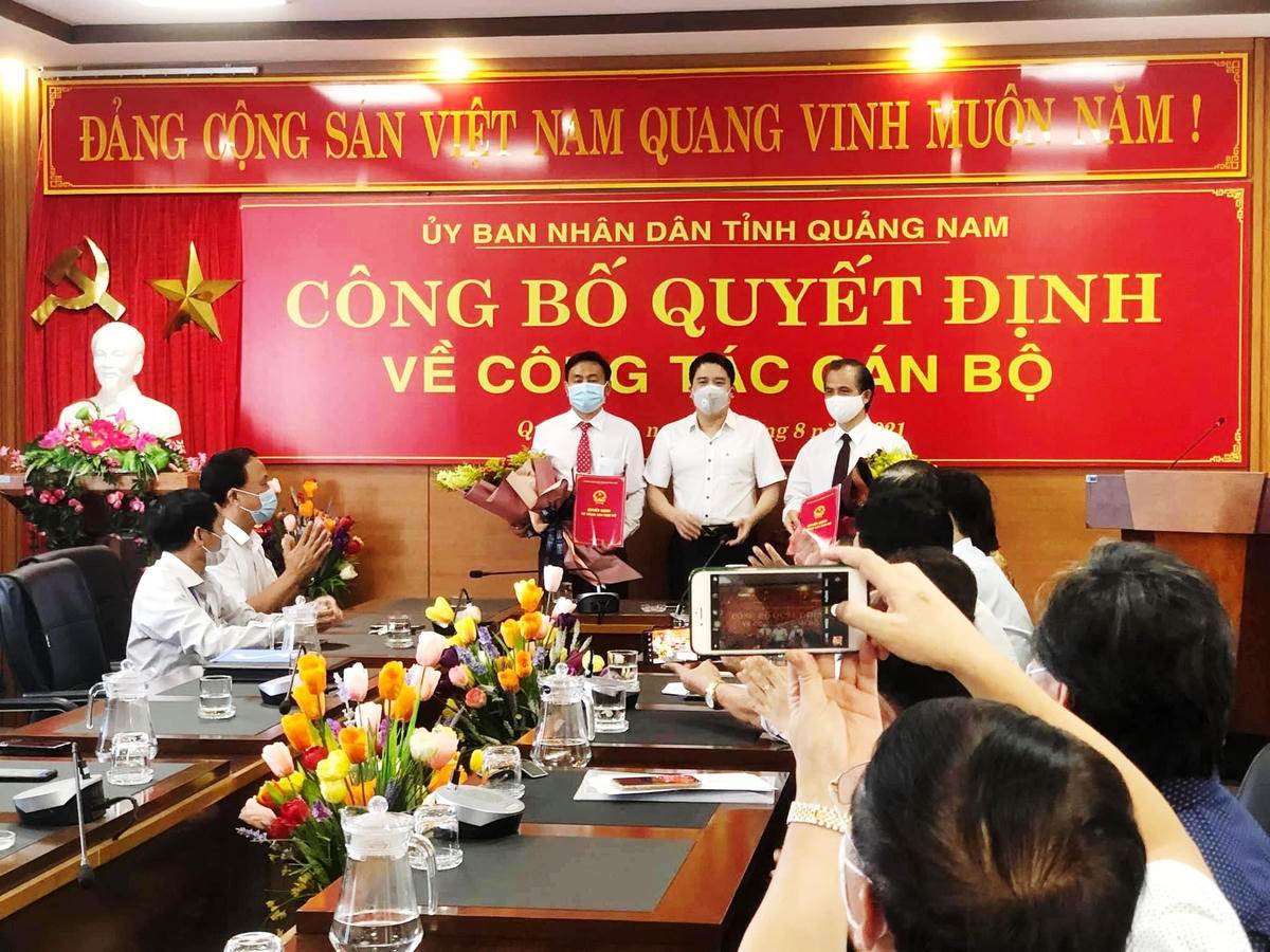 Ông Thuận (trái) và ông Vinh (phải) tại buổi trao Quyết định bổ nhiệm Phó Giám đốc Sở Y tế. 