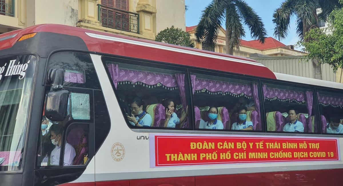 Theo lịch trình, hai ô tô sẽ chở đoàn lên sân bay Nội Bài (Hà Nội) để đáp chuyến bay cùng ngày tới TP Hồ Chí Minh.