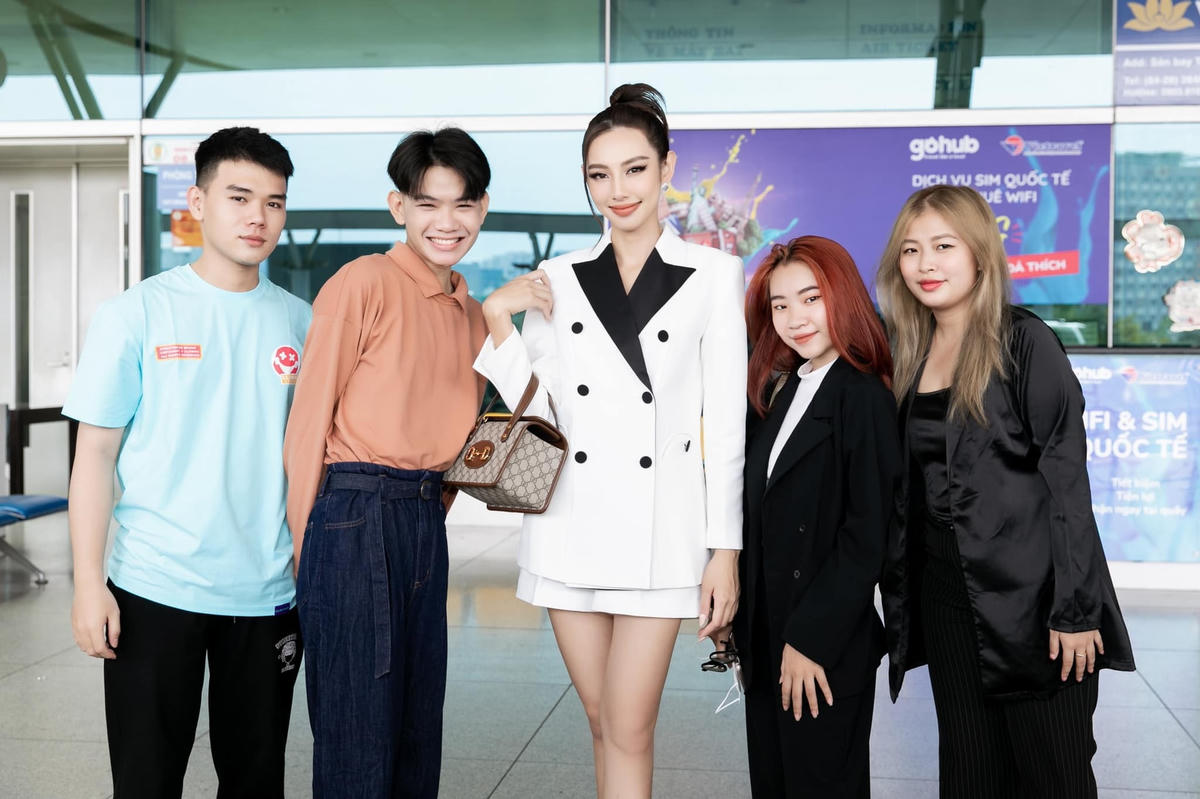 Người hâm mộ có mặt tại sân bay tiễn chân Thùy Tiên.