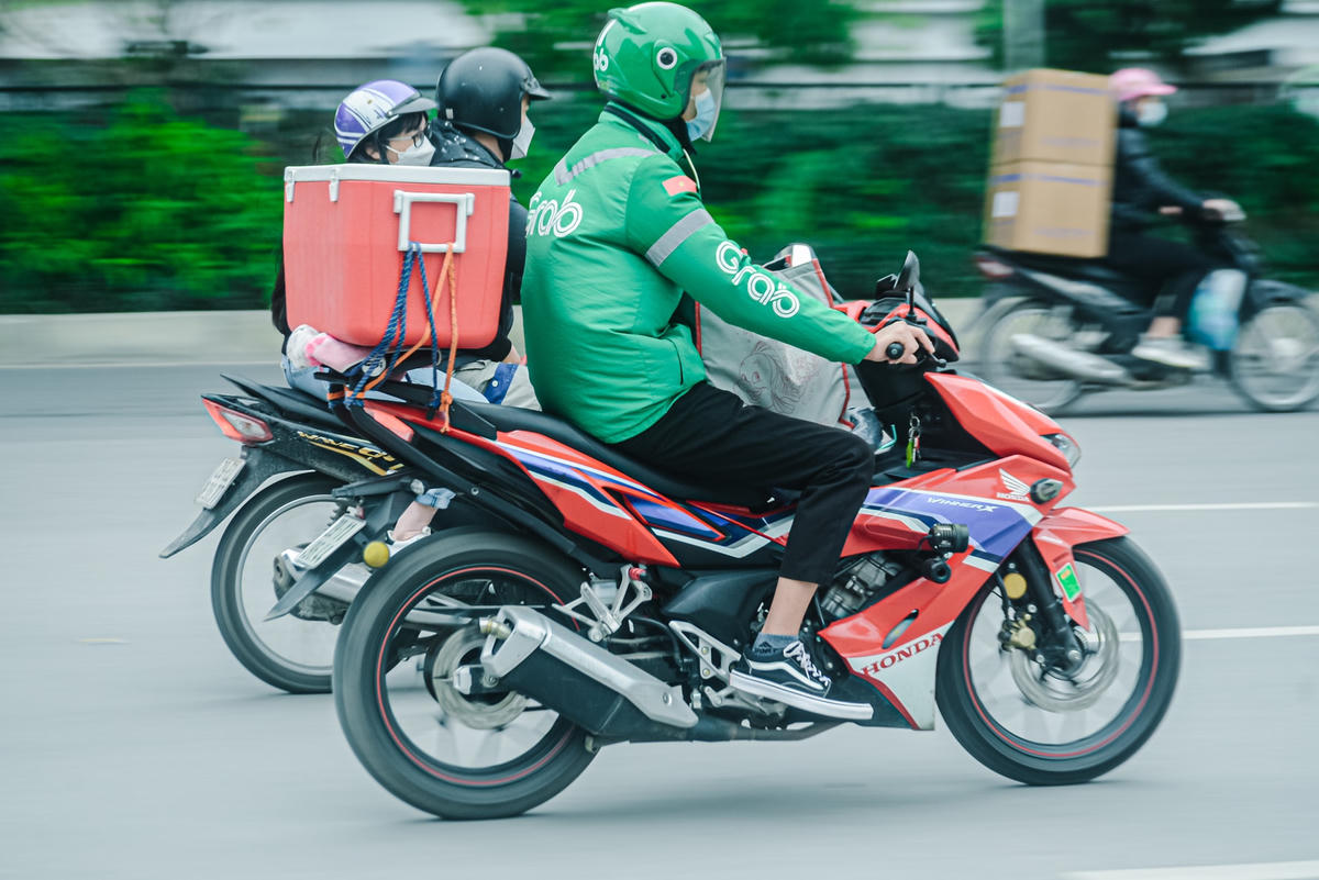 Anh Trần Văn Toản (tài xế Grab) cho biết: “Từ hôm qua đã nhận được thông báo từ hãng kích hoạt lại hoạt động. Việc sớm đưa dịch vụ gọi xe công nghệ 2 bánh quay trở lại không chỉ giúp đáp ứng nhu cầu đi lại ngày càng tăng của người dân thành phố trong điều kiện bình thường mới, mà còn có ý nghĩa lớn trong việc tạo ra thu nhập cho các tài xế công nghệ như chúng tôi”.