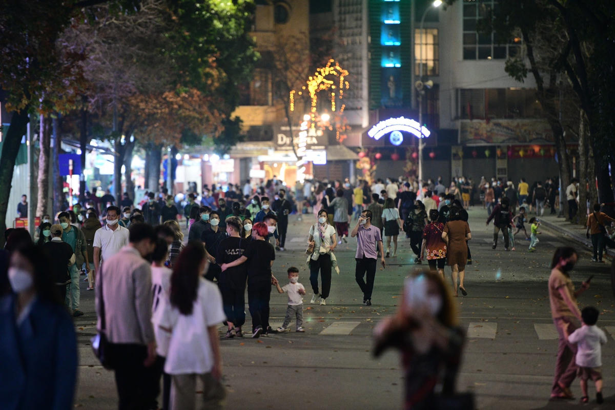 Không gian đi bộ ven hồ Hoàn Kiếm . Ảnh: Quang Vinh