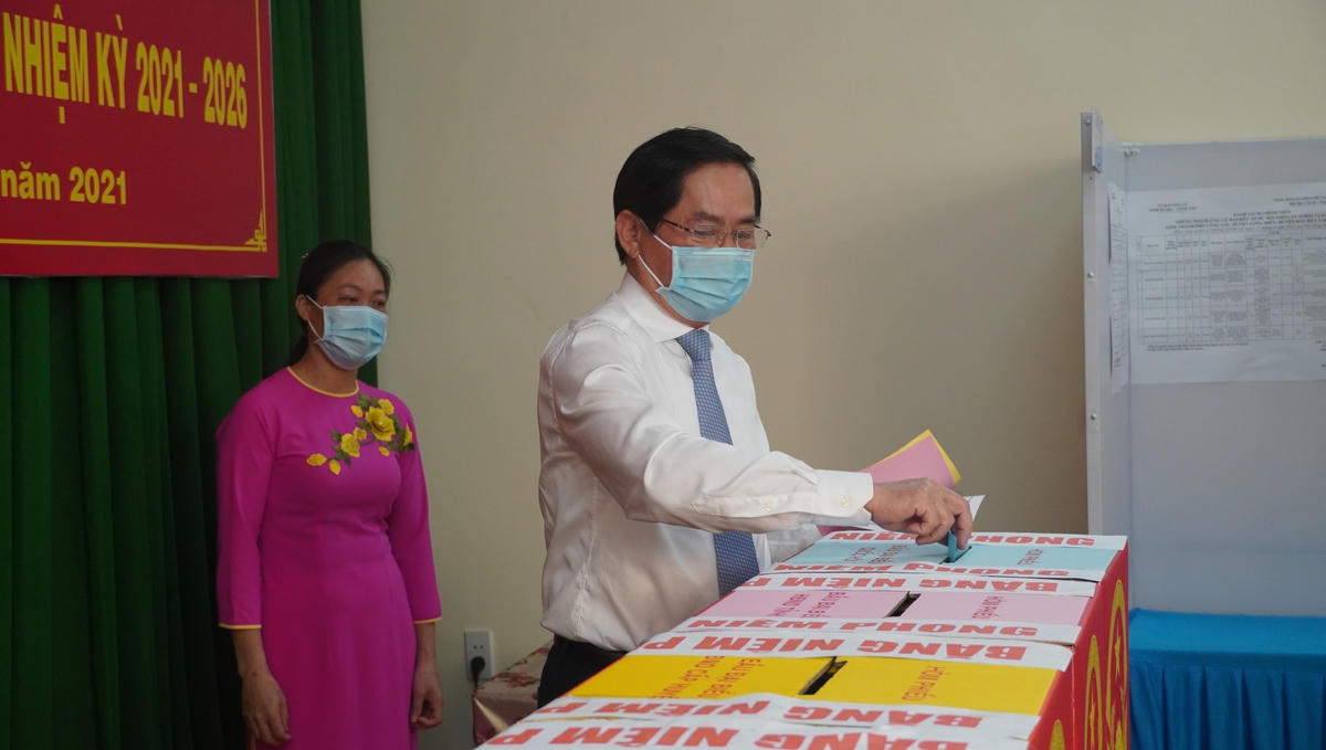 Ông Phạm Viết Thanh, Ủy viên Trung ương Đảng, Bí thư Tỉnh ủy, Trưởng Ban chỉ đạo bầu cử tỉnh BR-VT bỏ phiếu tại khu vực bỏ phiếu số 3 (trụ sở KP2, phường 2, TP Vũng Tàu).