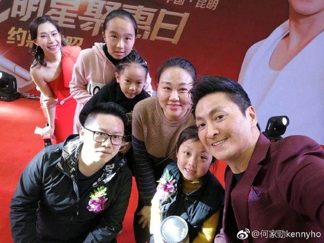 Hà Gia Kính thân thiện với người hâm mộ.  