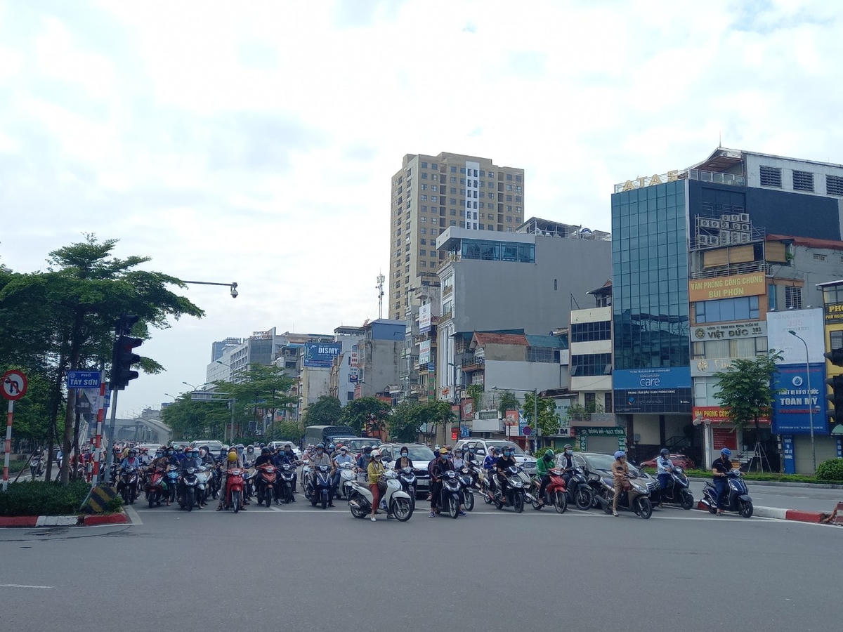 Ngã tư phố Tây Sơn cũng khá đông người qua lại, khi dừng đèn đỏ, lượng phương tiện ùn lại khá nhiều. 