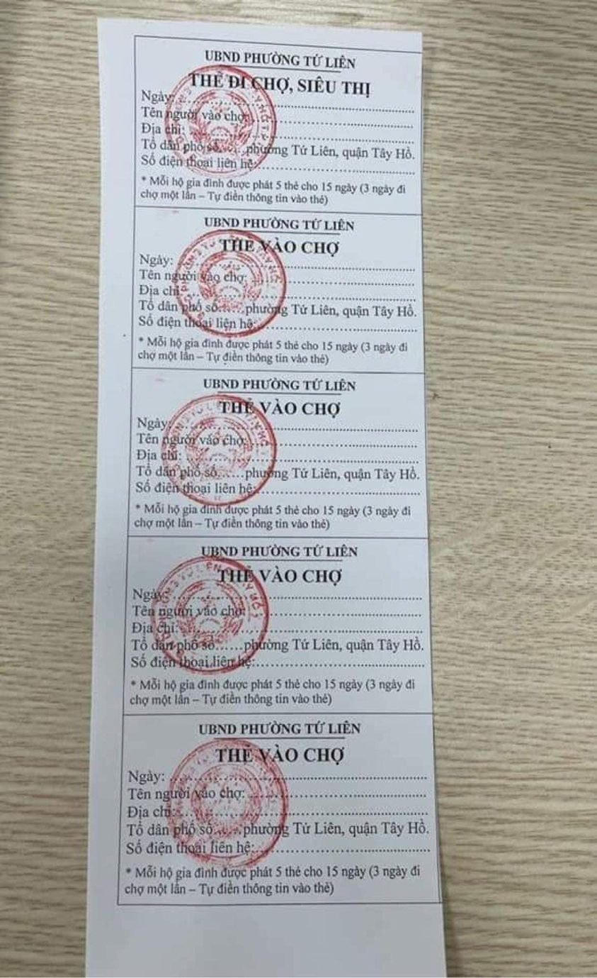 Mỗi hộ gia đình phường Tứ Liên được phát 3 thẻ để đi chợ trong 1 tuần.