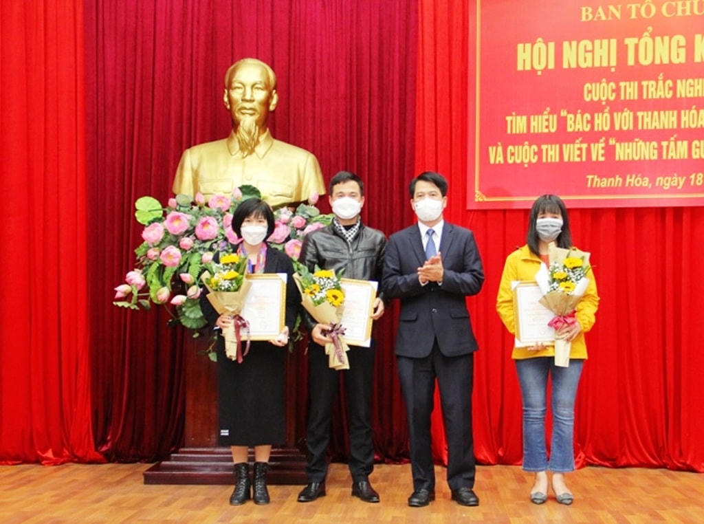Ông Đào Xuân Yên, Trưởng ban Tuyên giáo Tỉnh ủy Thanh Hóa trao giấy chứng nhận của Ban Tuyên giáo Tỉnh ủy cho các tác giả, nhóm tác giả đoạt giải B Cuộc thi viết về “Những tấm gương điển hình làm theo lời Bác”.