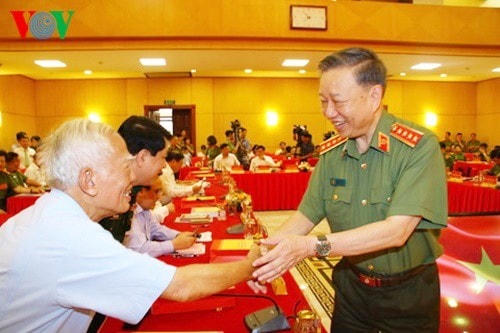 Đại tướng Tô Lâm thăm hỏi các vị nguyên lãnh đạo Đảng, Nhà nước. Ảnh: VOV.