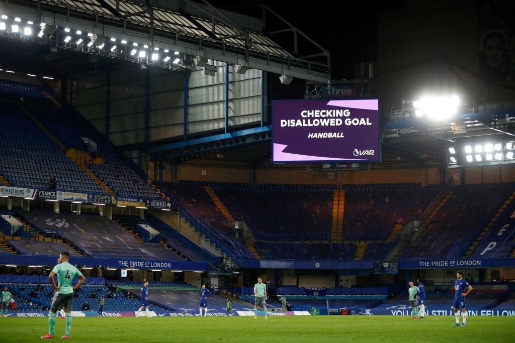 VAR từ chối bàn thắng của Chelsea do lỗi bóng chạm tay.