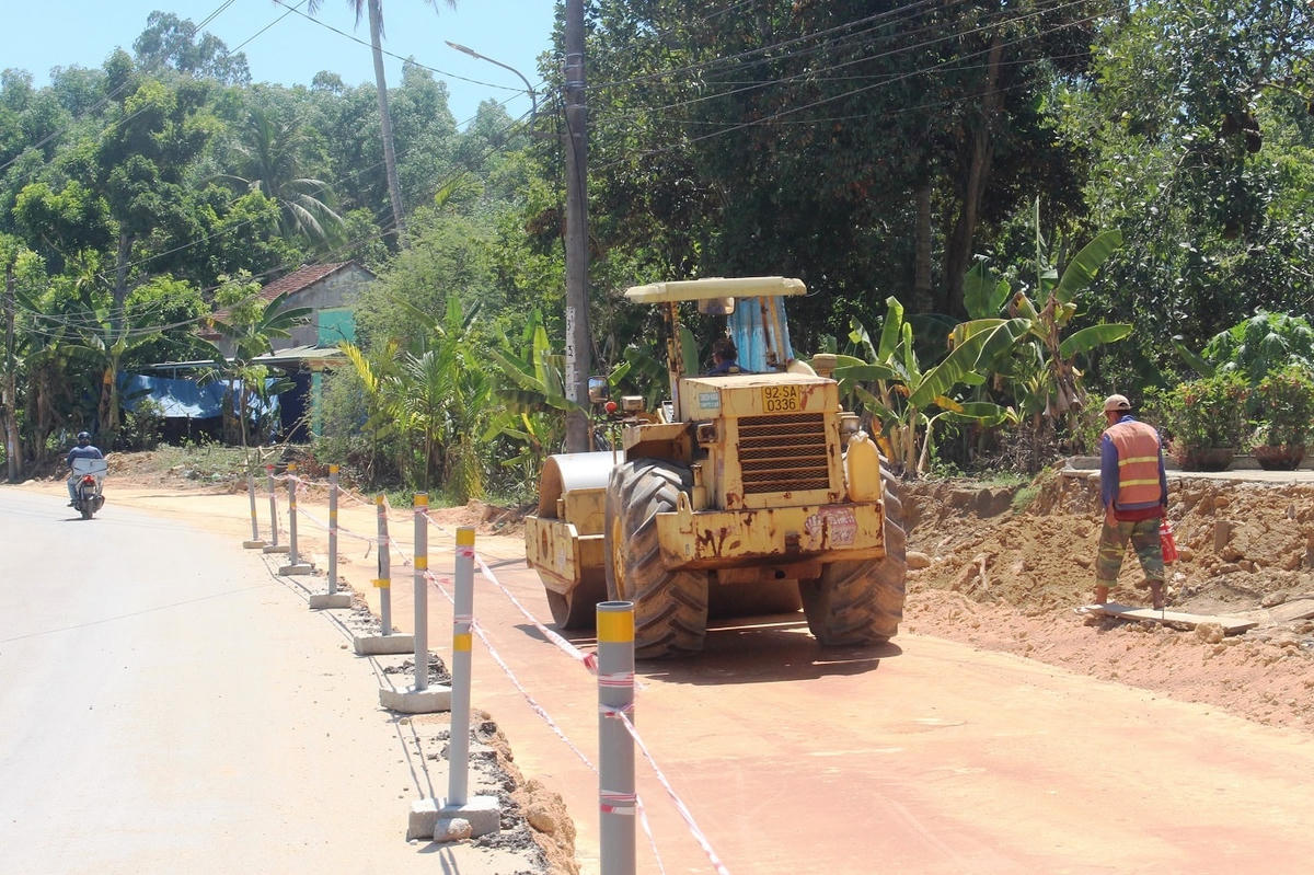 Một đơn vị đang thi công trên quốc lộ 40B.