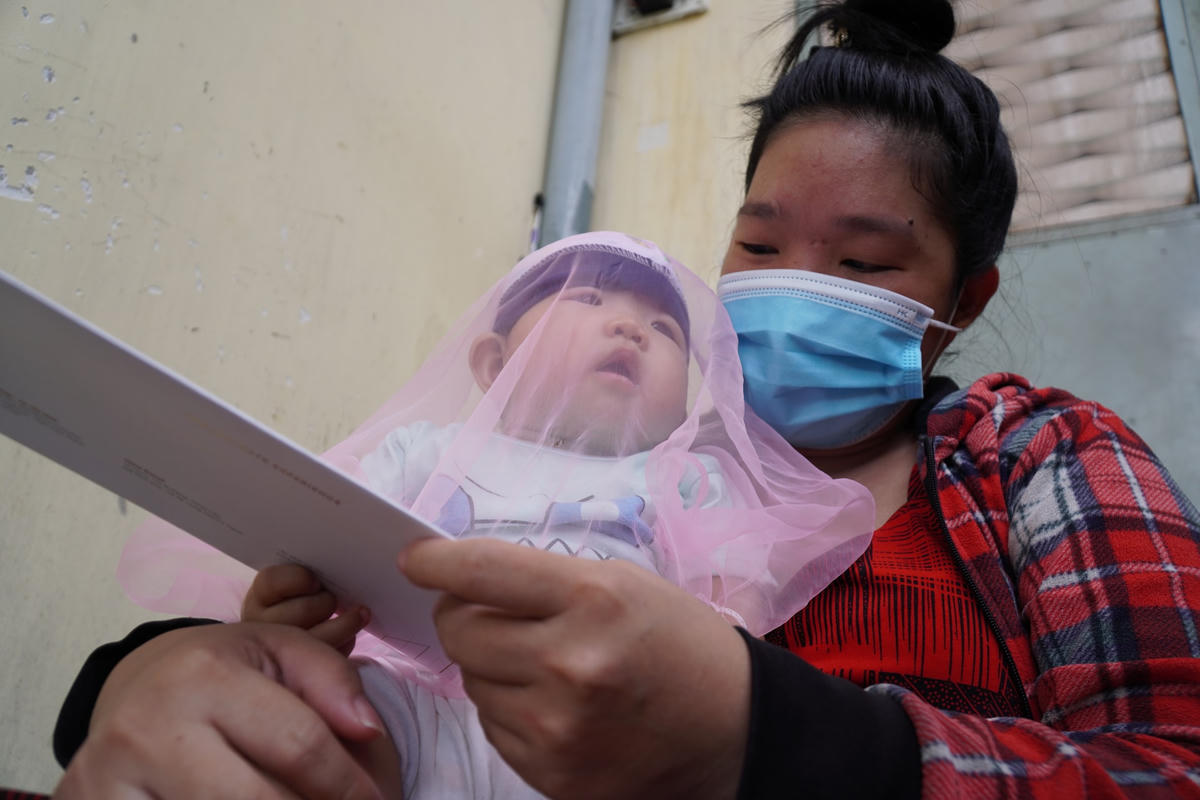 Chị Trần Thị Thắm (quận Bình Tân) không giấu được sự xúc động khi nhận được hỗ trợ tiền thuê trọ giữa mùa dịch.