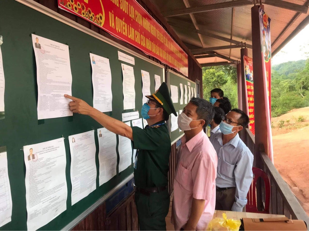 Tìm hiểu các ứng cử viên trước lúc bầu cử.