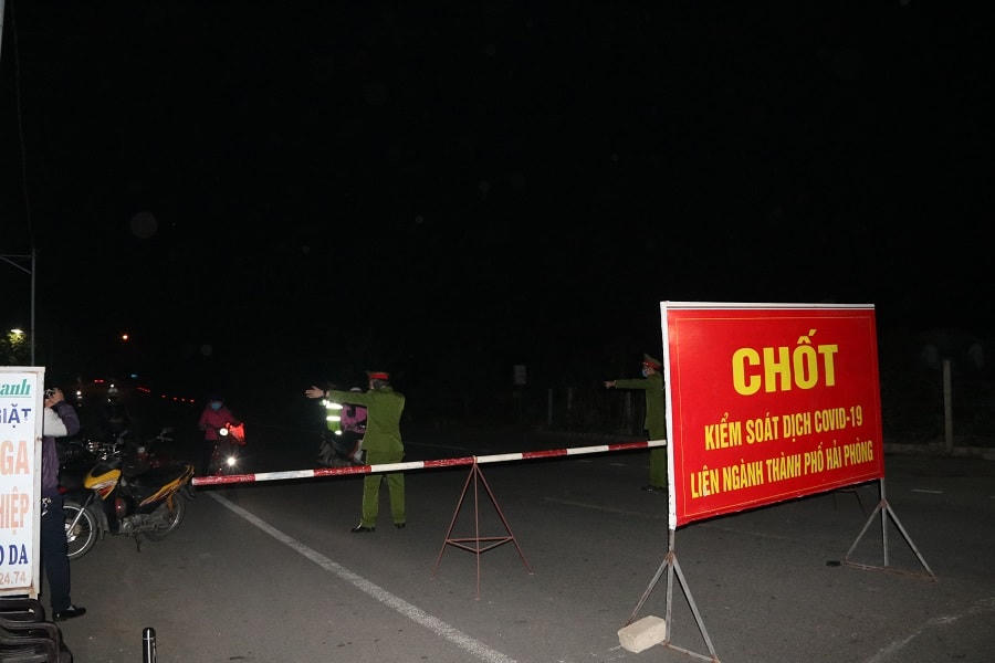 Tương tự vậy, tại điểm chốt cầu Chanh giáp huyện Ninh Giang (Hải Dương) nhiều phương tiện xe máy biển Hải Dương không được sang Hải Phòng.