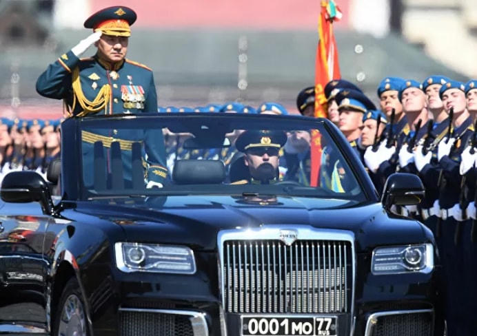Bộ trưởng Quốc phòng Nga Sergei Shoigu chào các lực lượng vũ trang trên Quảng trường Đỏ.