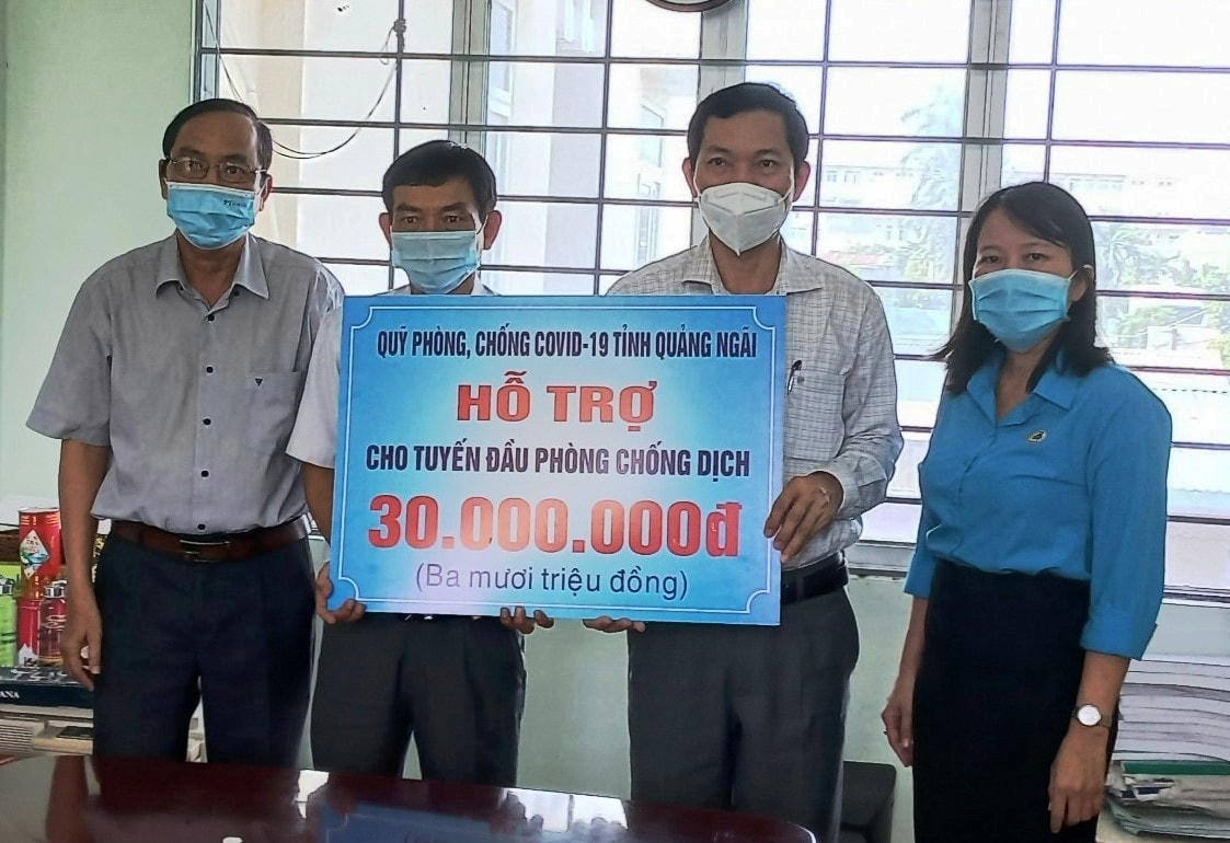 Ông Võ Thanh An (khẩu trang trắng) trao hỗ trợ CDC Quảng Ngãi.