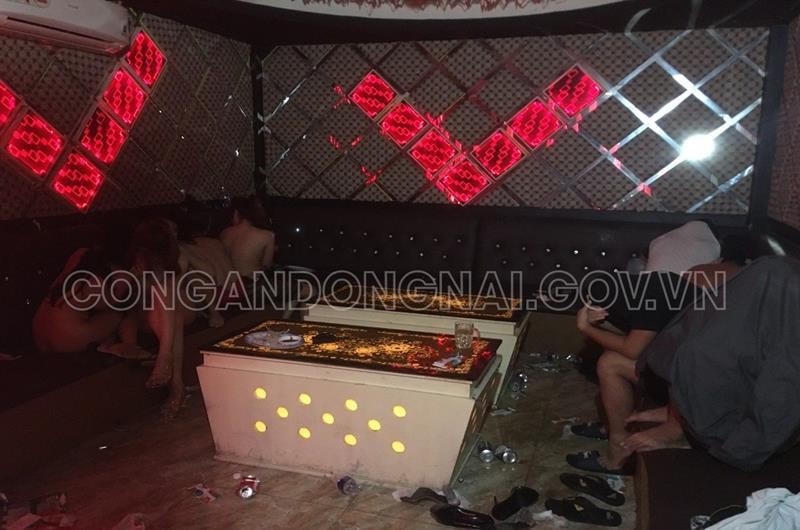 Lực lượng chức năng bắt quả tang vi phạm tại cơ sở karaoke.