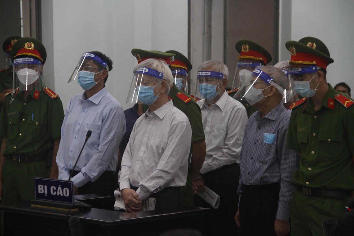 Các bị cáo nghe tuyên án.