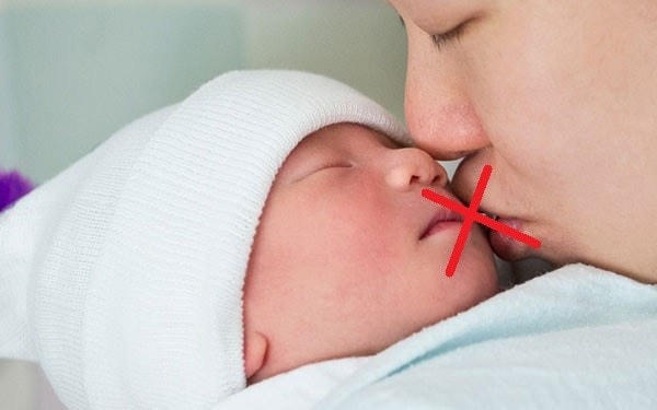 Tuyệt đối hôn, ôm con trẻ. Ảnh minh hoạ.