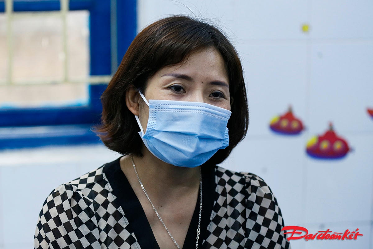 Tâm trạng rất vui mừng, phấn khởi khi là người được tiêm mũi vaccin phòng Covid-19 đầu tiên ở hải Dương. Vì đây sẽ mở ra một tương lai sán lạn trong phòng chống dịch của tỉnh Hải Dương nói riêng và của Việt Nam nói chung, đó là lời chia sẻ của chị Phạm Thị Tuyết Nhung.