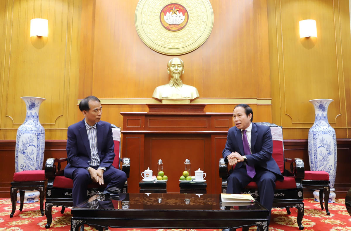 Phó Chủ tịch - Tổng Thư ký UBTƯ MTTQ Việt Nam Lê Tiến Châu trò chuyện với ông Park Si Sung, Chủ tịch Hội đồng Hòa bình thống nhất của kiều dân Hàn Quốc khu vực Hà Nội.