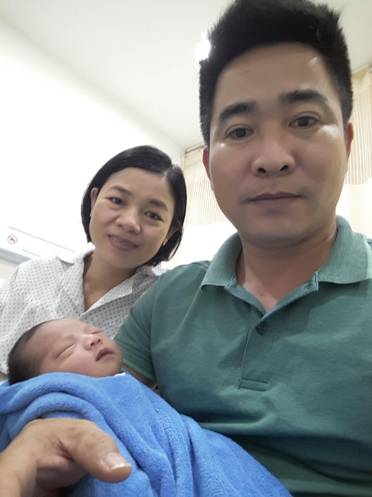 Vợ chồng anh Minh, chị Hướng và bé đậu xanh (Lê Trường An).