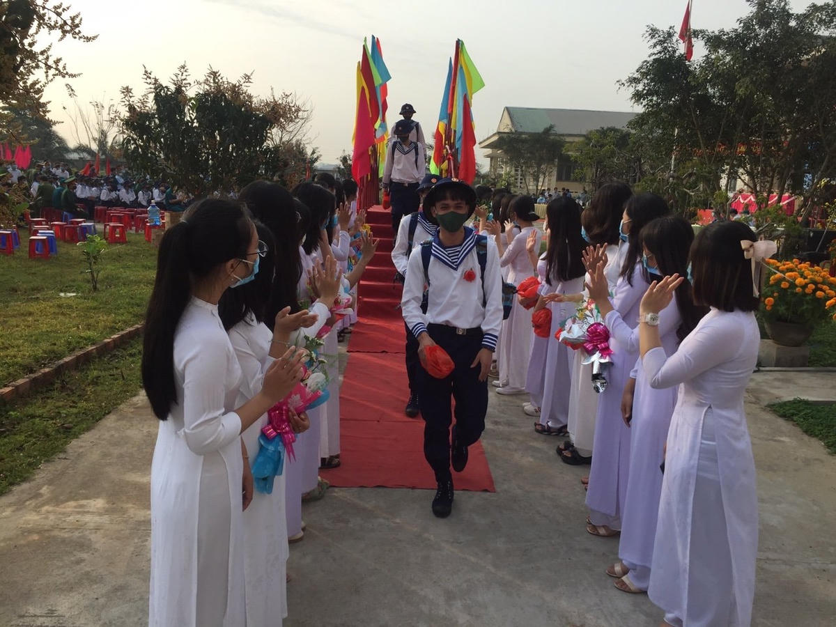 Các tân binh huyện Bình Sơn (Quảng Ngãi) bước qua cầu vinh quang lên đường nhập ngũ.