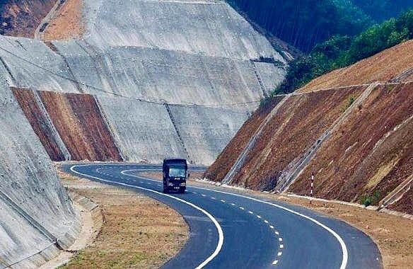 Tuyến cao tốc Cam Lộ - La Sơn dự kiến hoàn thành vào năm 2021.