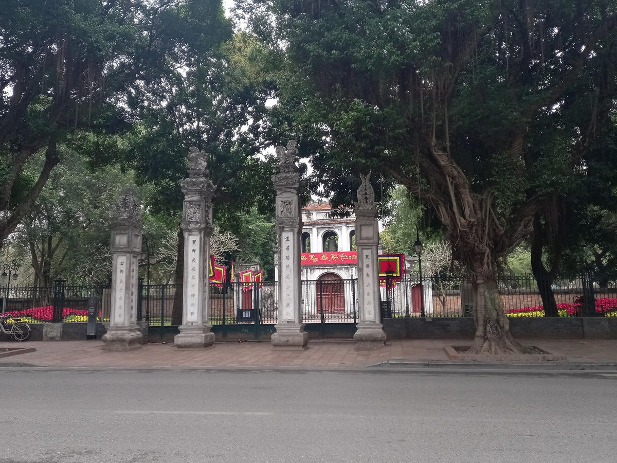 Văn miếu Quốc Tử Giám đóng cửa.