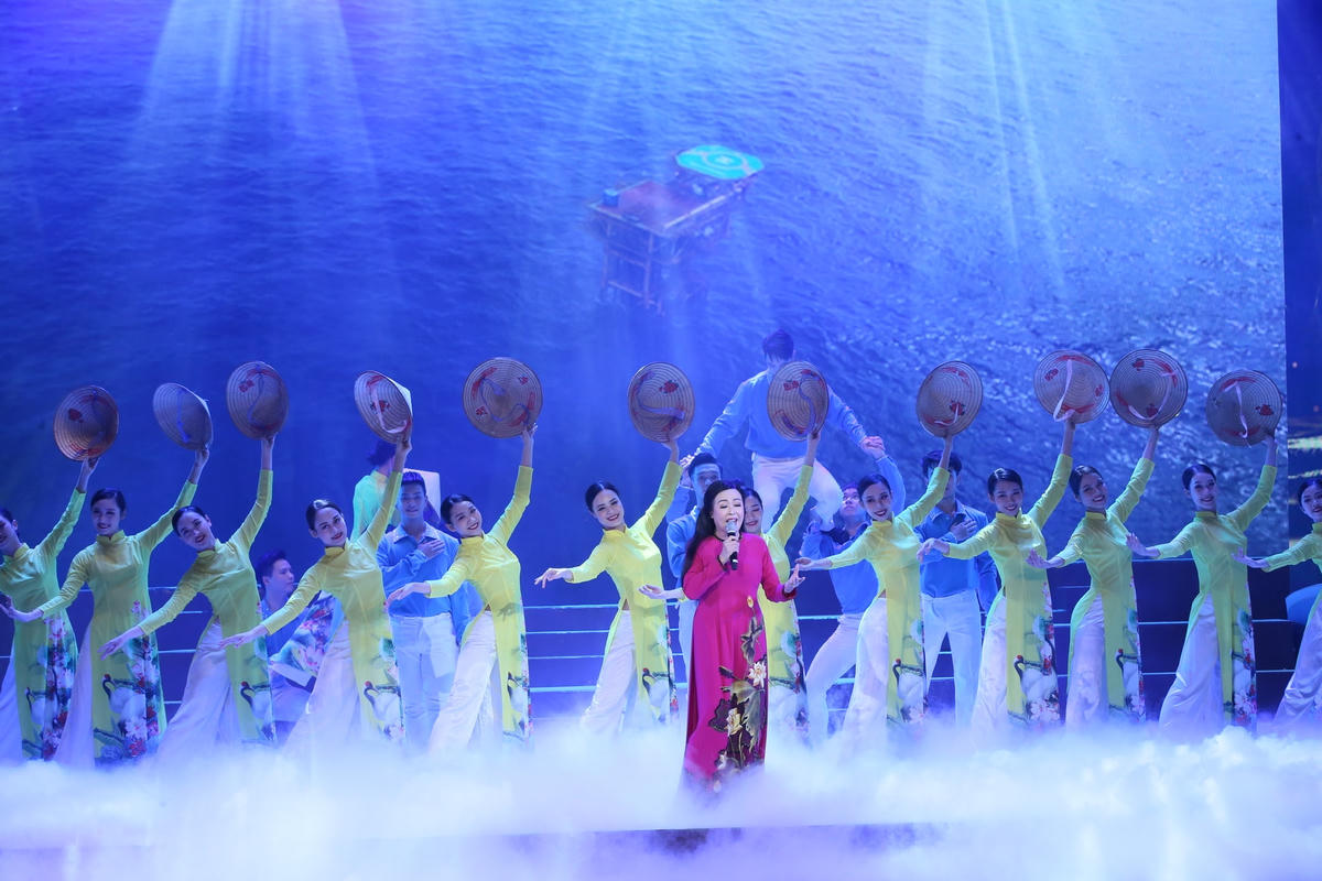 NSND Thu Hiền và tập thể ca sĩ trình bày ca khúc "Bài ca thống nhất". Ảnh: Trần Huấn.