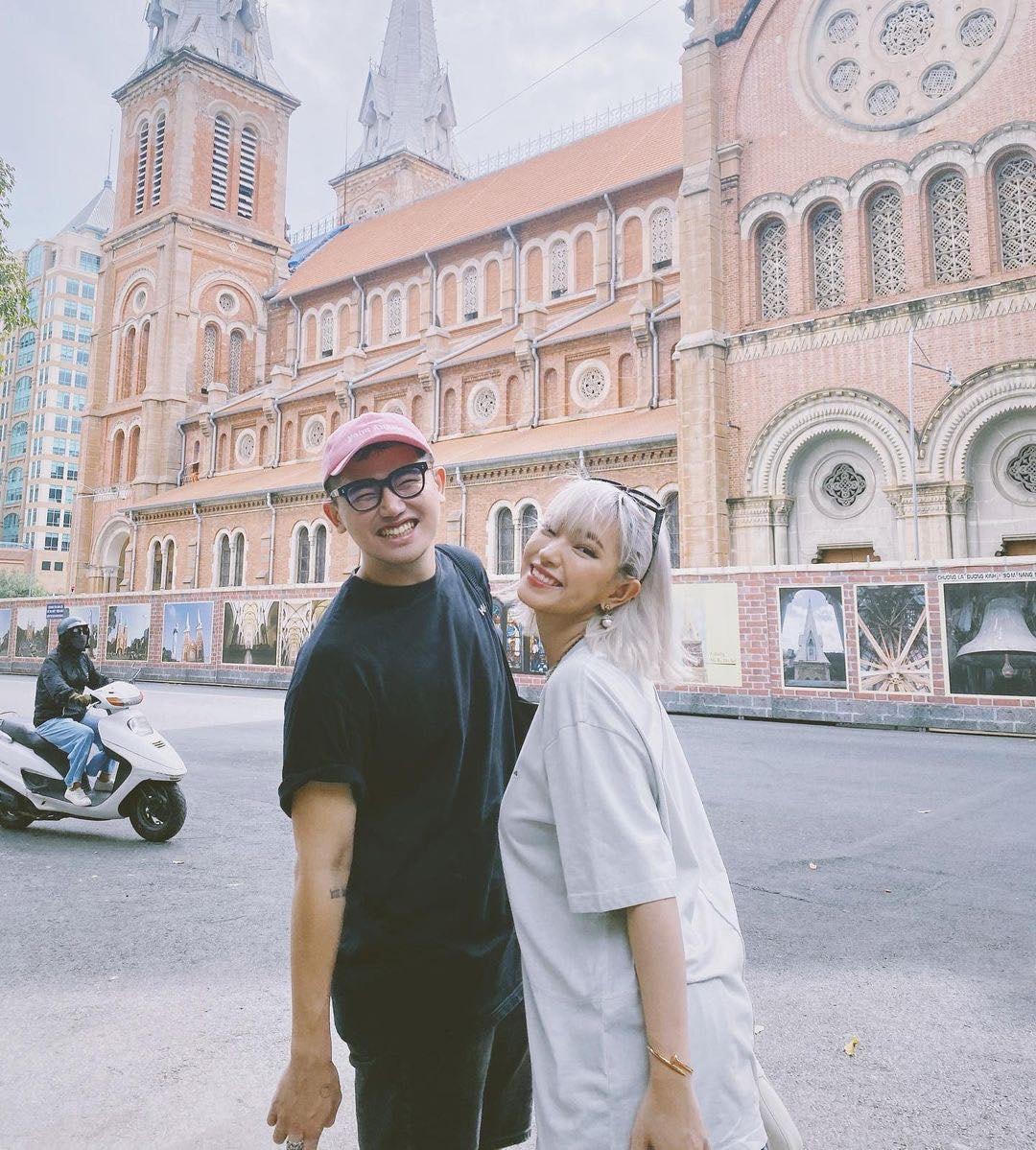 “Người yêu tin đồn” của ca sĩ Binz, Fashionista Châu Bùi vui vẻ xuống phố ngày cuối tuần cùng một người bạn. Cô viết: “Chiều thứ 7 lòng vòng của hai anh em”.